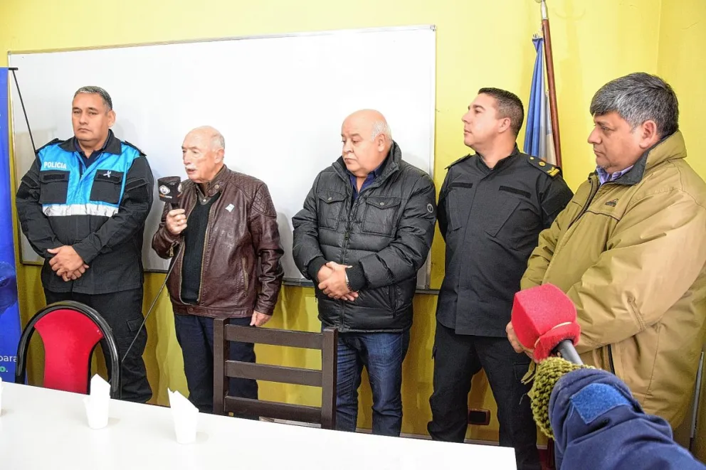 La Asociación Pro Ayuda Policial realizó una donación de neumáticos por un millón de pesos