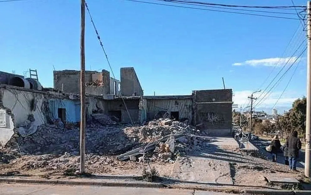 Un lagrimón para los nostálgicos: derrumbaron el emblemático almacén y bar “La Paloma”