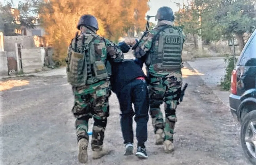 Apresan a sujeto que le habría disparado diez tiros a un menor hiriéndolo por la espalda