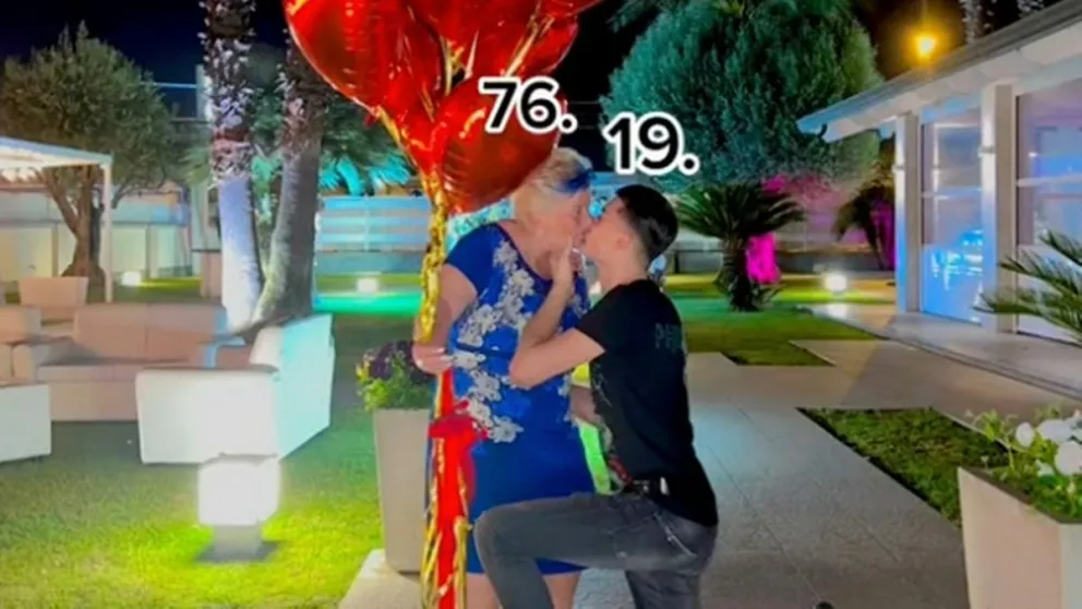 VIDEO: un joven de 19 le propuso casamiento a su novia de 76 años y revolucionó TikTok