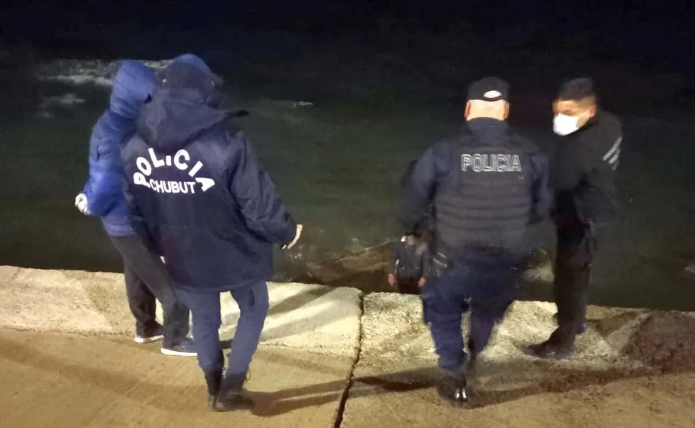 Estaba borracho, se durmió en la costanera del Paseo Costero y cayó al mar