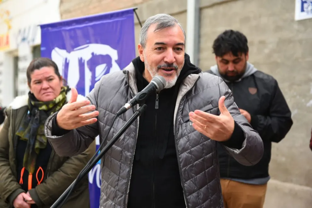 Proponen que los funcionarios se atiendan en hospitales públicos y sus hijos asistan a escuelas estatales