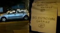 “No estacionar”: un conductor dejó su auto frente a un garage y se lo empapelaron con carteles [VIDEO]