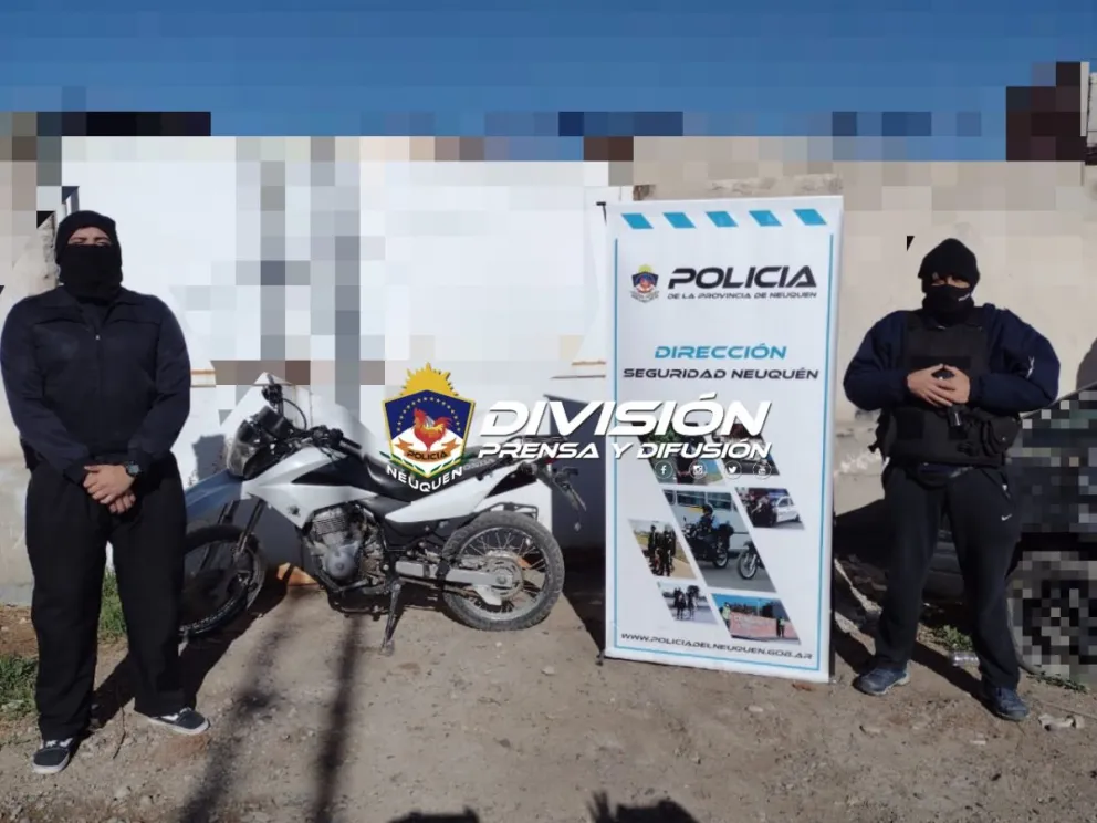 Los investigaban por amenazas y les secuestraron un arsenal