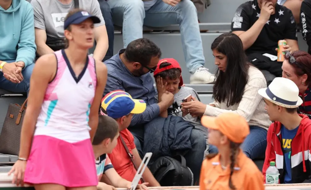 Rolando Garros: una tenista arrojó su raqueta y casi lastima a un niño que estaba en la tribuna