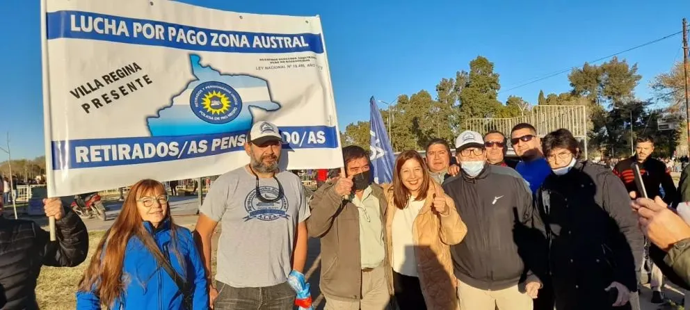 Retirados de la Policía se cruzaron con la gobernadora y recibieron su compromiso
