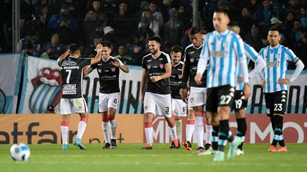 Duro golpe para Racing: cayó ante River de Uruguay y quedó eliminado de la Sudamericana