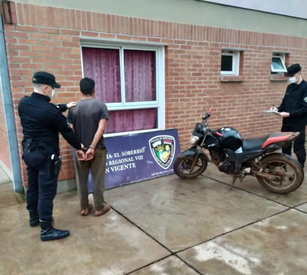 Interceptaron a un joven que conducía una moto robada en El Soberbio