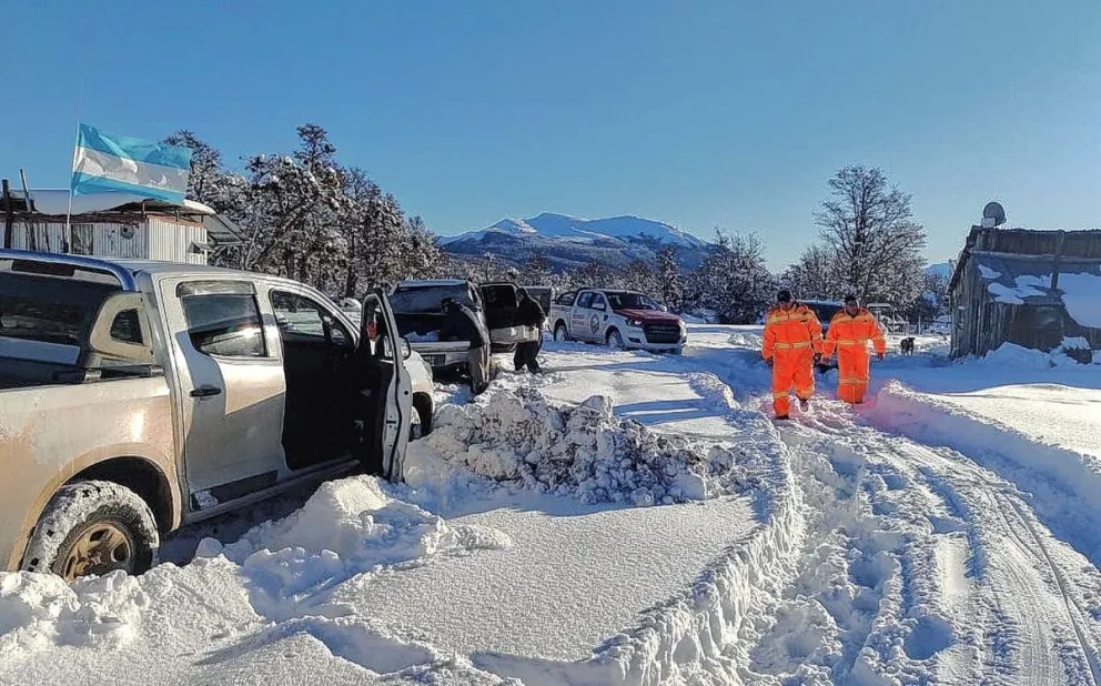 El Gobierno asistió a pobladores de Lago Vintter que quedaron aislados tras las intensas nevadas