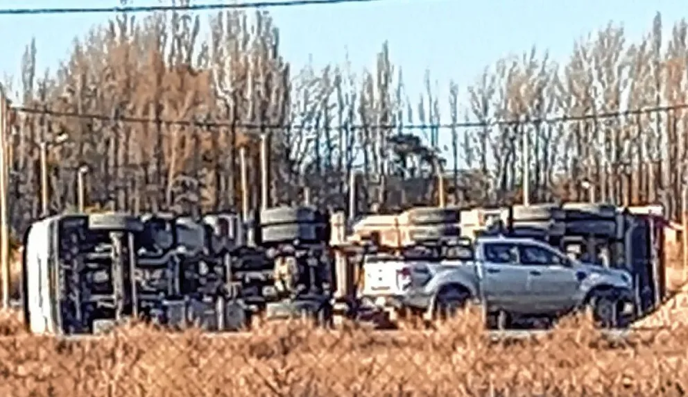 Volcó un camión en la zona rural cercana a Trelew