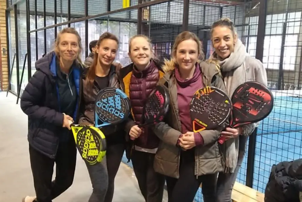 Se juega un torneo local para los que se están iniciando en el pádel