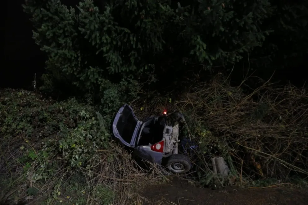 Perdió el control del auto, se despistó en Bustillo y quedó en una incómoda posición