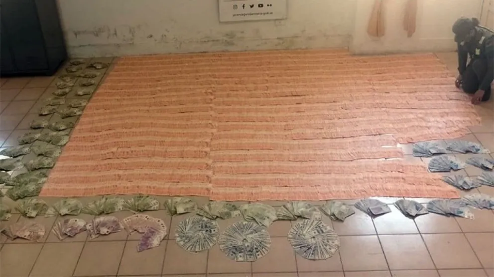 Corrientes: Una pareja circulaba con 30 mil dólares y más de 5 millones de pesos dentro de un neumático