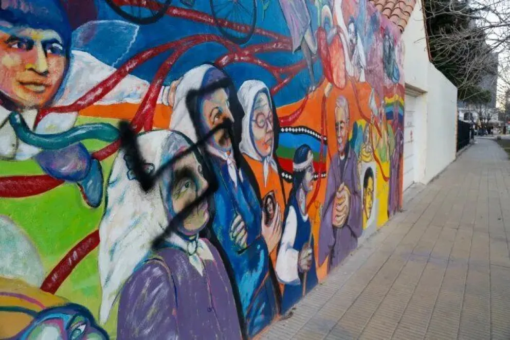 Por segunda vez en la semana, pintan esvásticas sobre murales por la Memoria, la Verdad y la Justicia