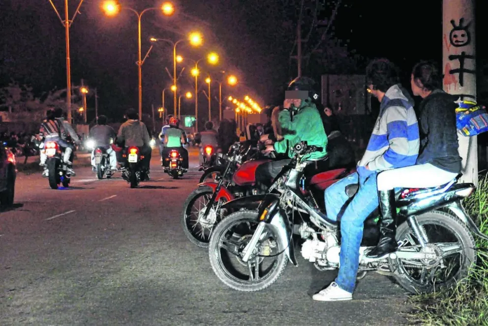 Mega operativo de seguridad en el Monumento a Güemes: secuestran a motos de jóvenes que corrían picadas