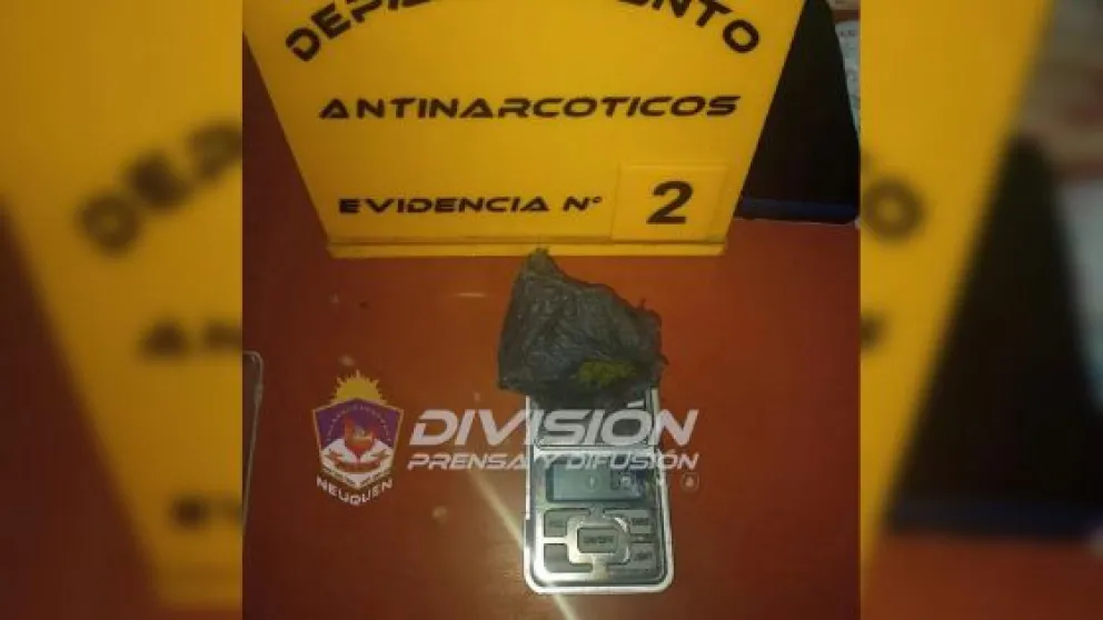 Estaba detenido en la alcaldía y lo encontraron con drogas en sus ropas