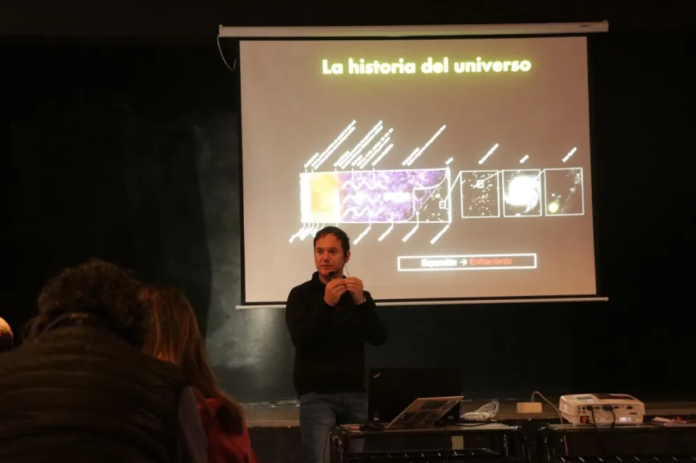 Charlas sobre el Big Bang, la Luna, planetas y estrellas