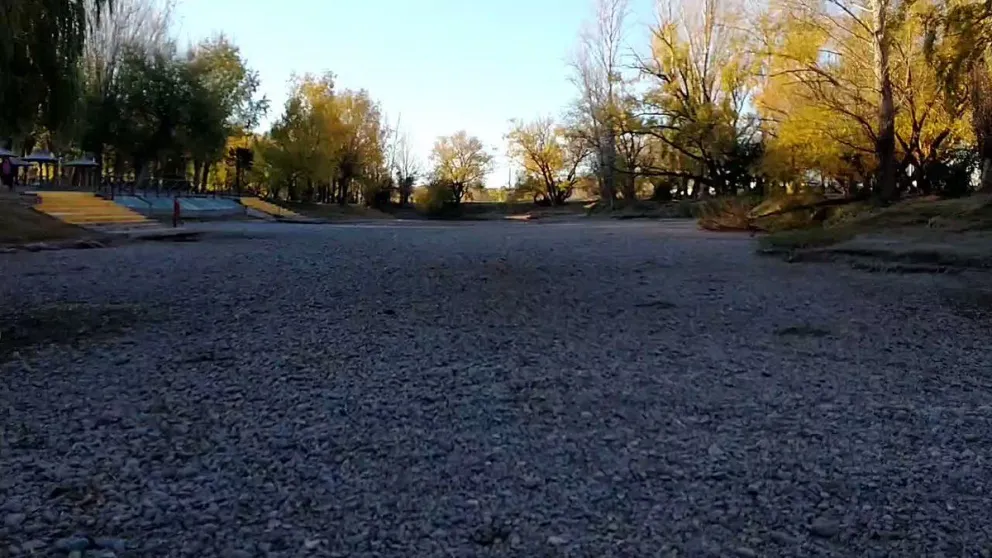 La postal que entristece: el Limay completamente sin agua 