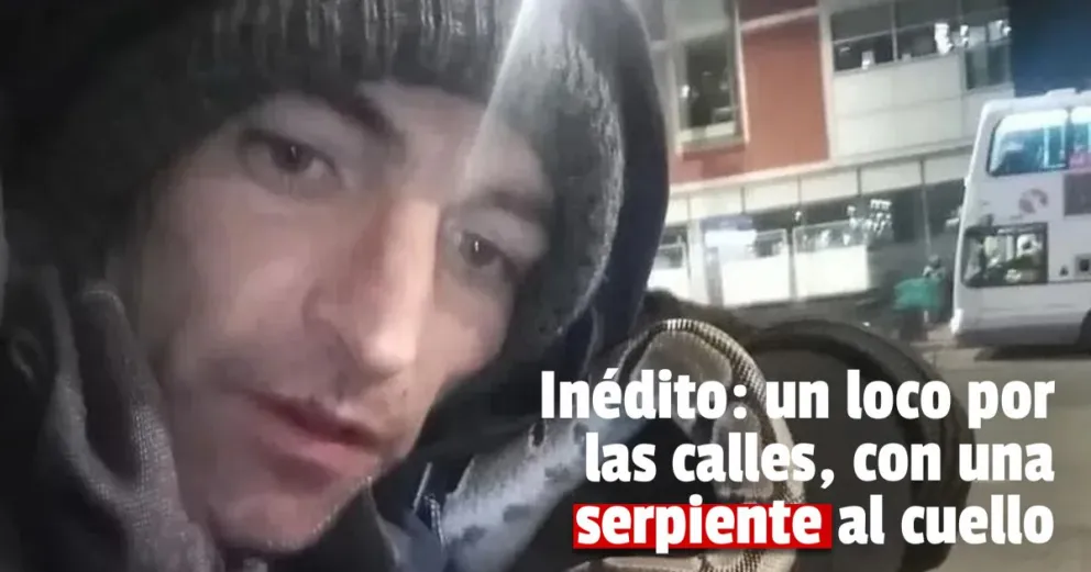 Inédito: un loco por las calles, con una serpiente al cuello 