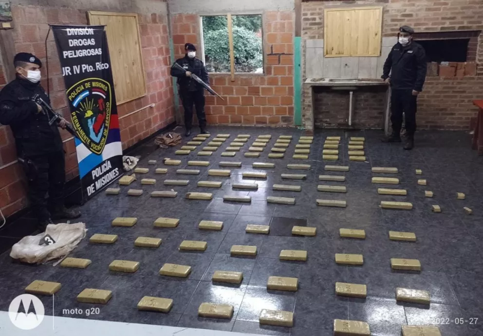 Incautaron 106 panes de marihuana en la costa del río Paraná en Capioví