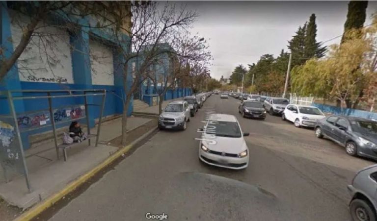 Neuquén: denunciaron que pintan los cordones de amarillo luego de que estacionen los autos