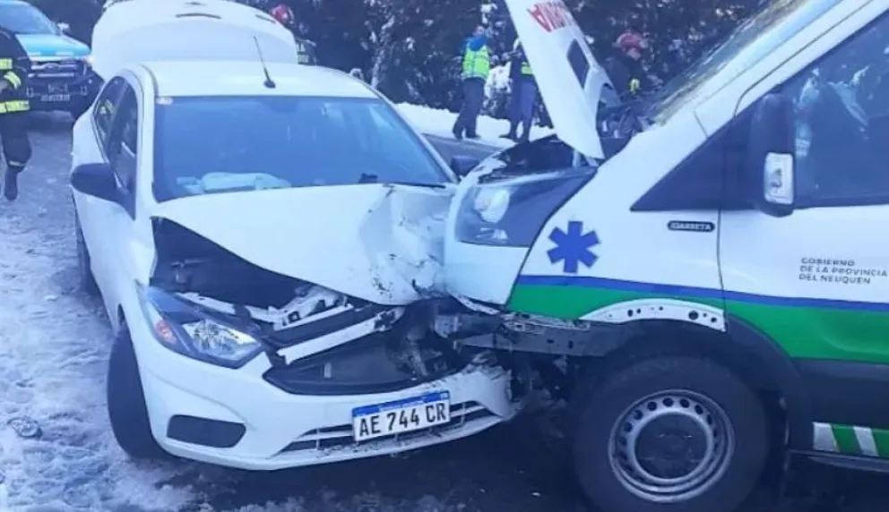 Una ambulancia chocó con otro vehículo en la Ruta de los 7 Lagos