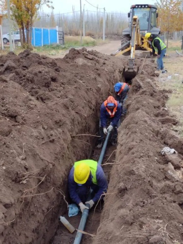 Avanza a buen ritmo la obra de agua potable en barrio Álamos del Río