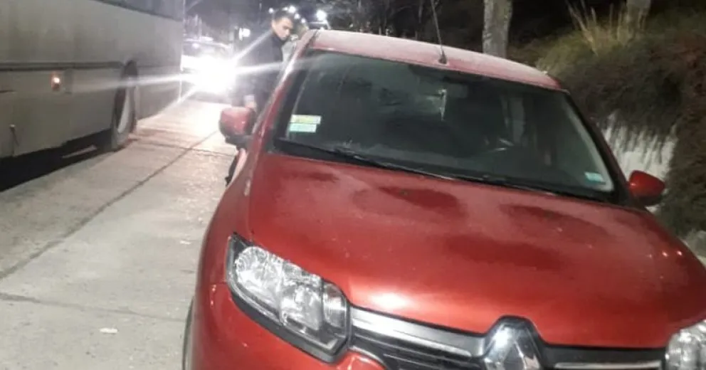 Un docente de Cinco Saltos se divertía rompiendo autos estacionados y fue detenido