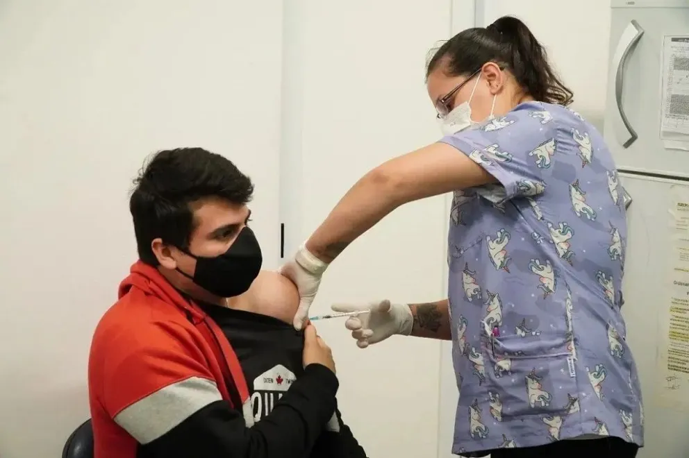 La vacunación no se detiene en el Hospital "Madre Catalina" 