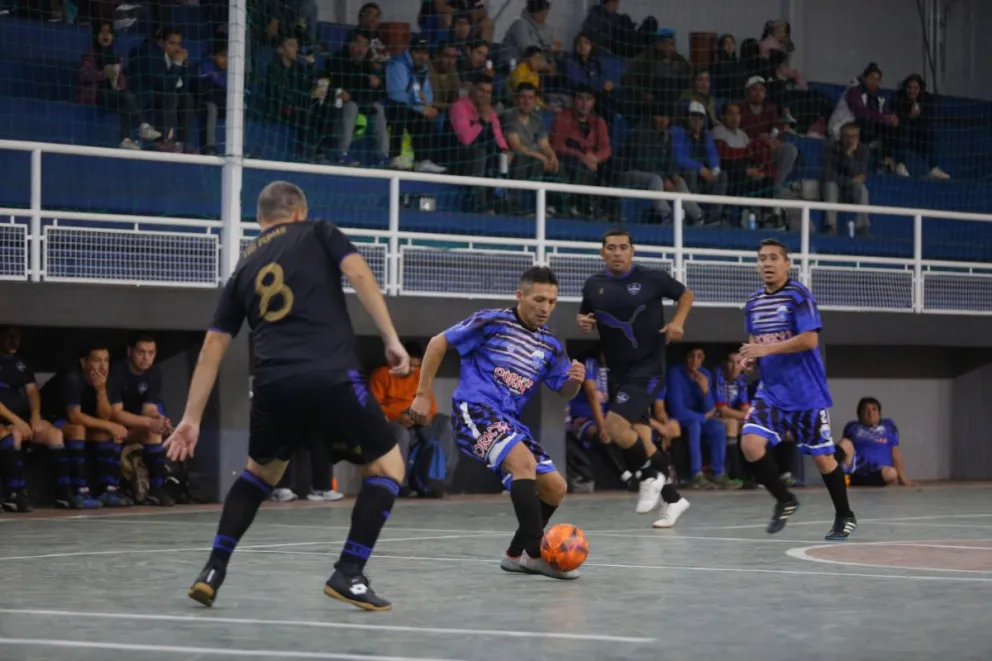 El fútbol libre arrancó una fecha en la que va a gastar el piso de la Cumbre