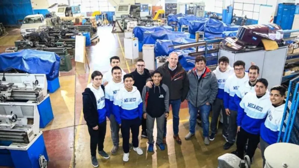 Palmieri entregó ayuda a estudiantes que diseñan un automóvil eléctrico