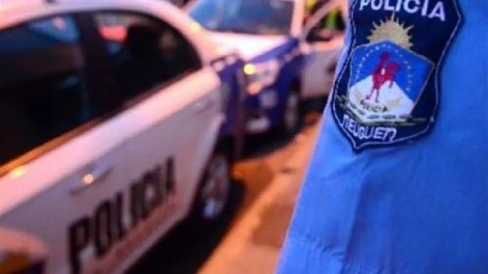 Todo mal: denuncian violencia policial y el robo de $350 mil durante un allanamiento indebido