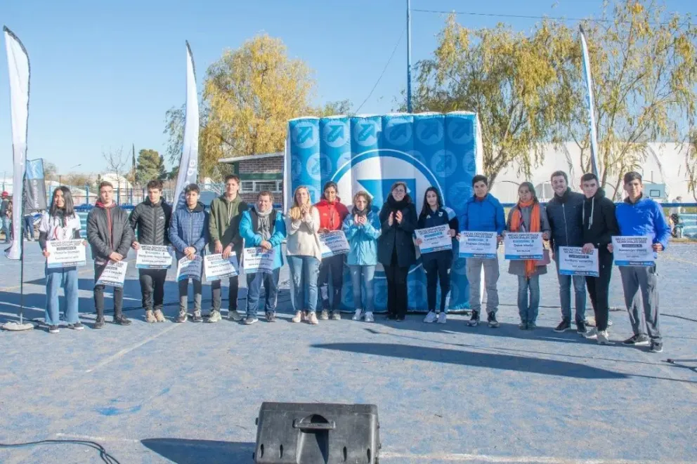 12 deportistas amateurs de Roca recibieron sus becas municipales