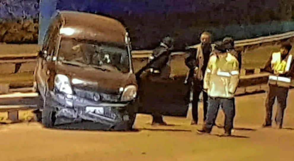 Manejaba alcoholizado, chocó y quedó colgado de un guardarrail sobre la ruta
