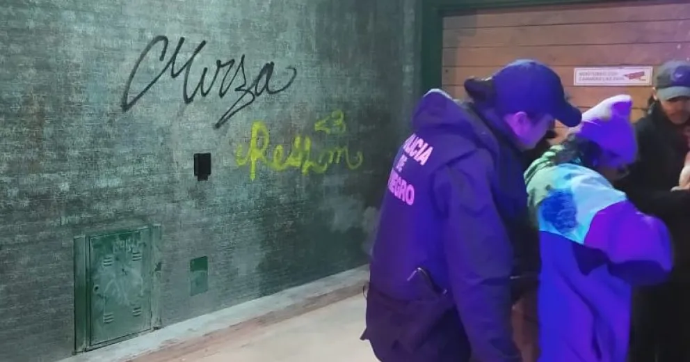 Ahora una psicóloga: La sorprendieron haciendo grafitis en una galería de Bariloche
