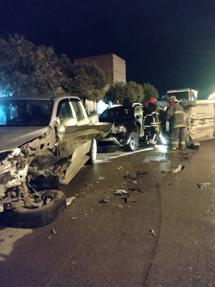 Dobló en contramano a toda velocidad y provocó un choque en cadena
