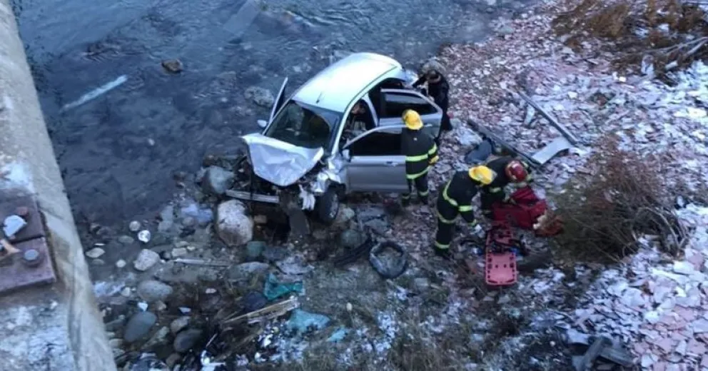 Cayó un auto al río El Foyel y un hombre debió ser trasladado al hospital de Bariloche