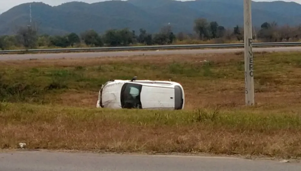 Salteña volcó su auto en medio de una rotonda