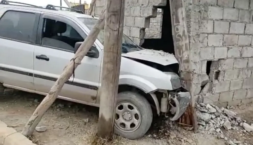 Salteño chocó con su Ecosport y se metió adentro de una casa