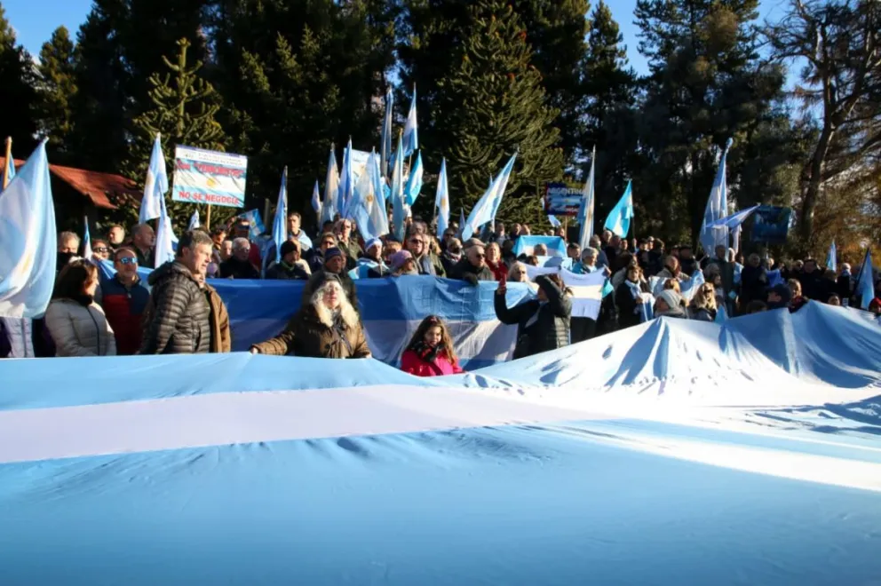 Amplia participación en el "abrazo" a la Escuela Militar de Montaña