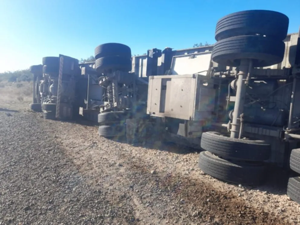 Volcó un camión que transportaba carne pero lograron salvar la carga