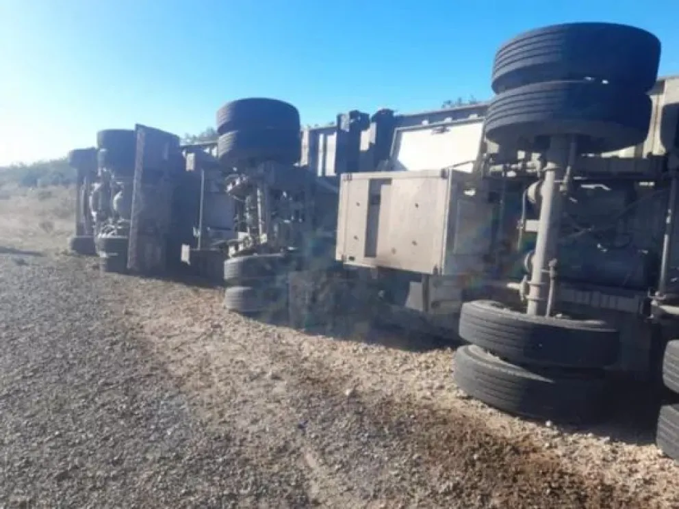 Volcó un camión que transportaba carne pero lograron salvar la carga