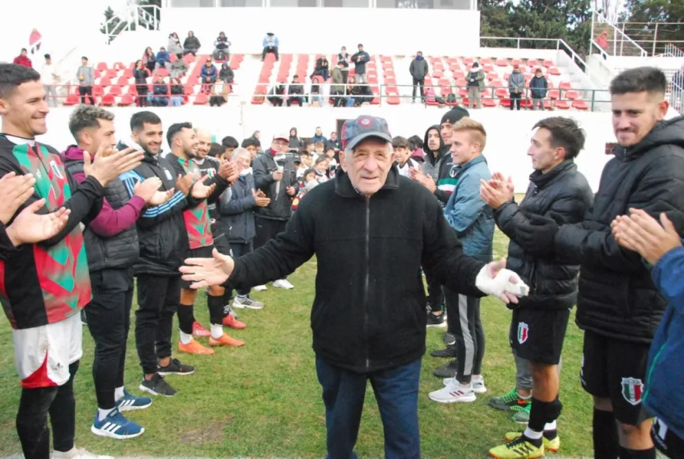 Tarde de fiesta en cancha del Depo: el equipo goleó y Zuñiga fue homenajeado