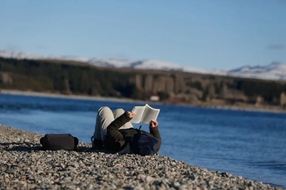 Turistas y residentes disfrutaron de un domingo soleado en la desembocadura del río Ñirihuau