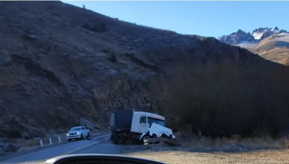 Murió una persona en choque frontal entre una camioneta y un camión en la Ruta 237