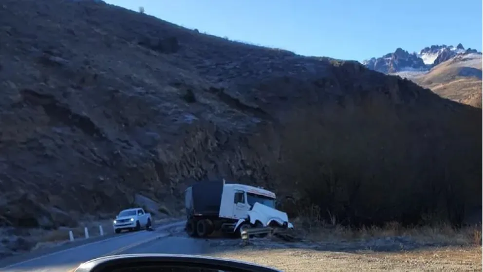 Murió una persona en un choque frontal en la Ruta 237