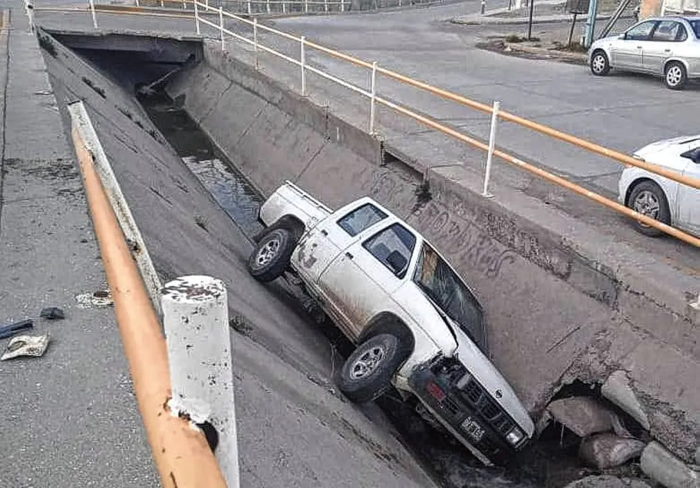 Manejaba camioneta, despistó y terminó en la canaleta del canal pluvial de avenida Roca