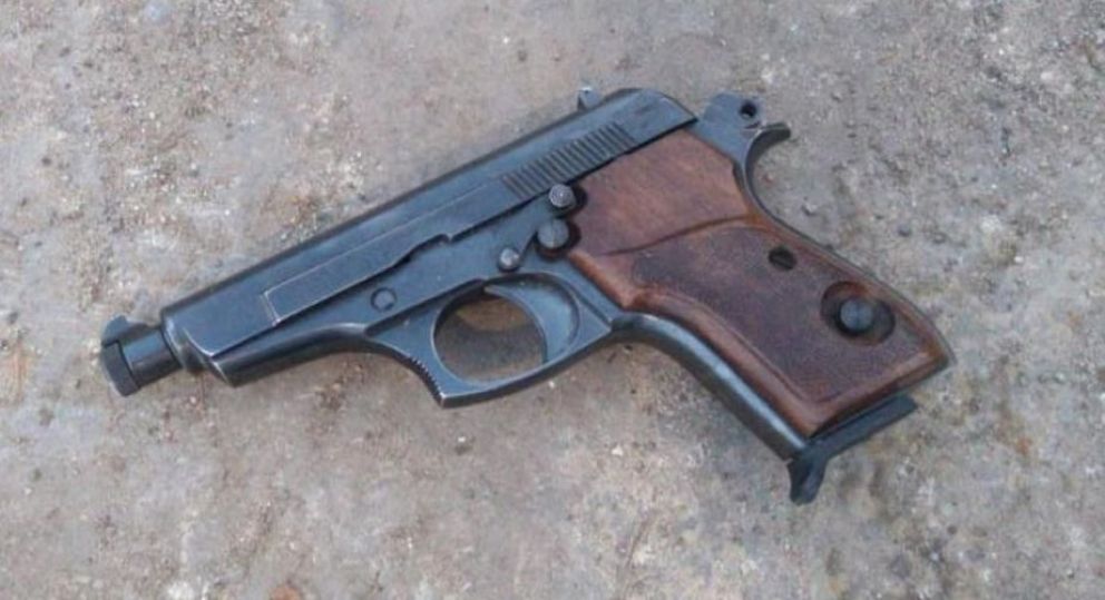 Encontró un arma de fuego, la manipuló y se pegó un tiro en un pié