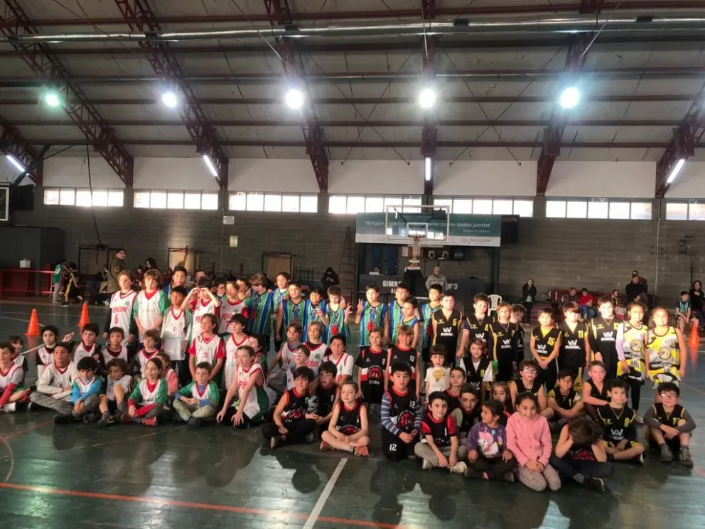 El Municipal 3 recibió a escuelas de básquet de Bariloche