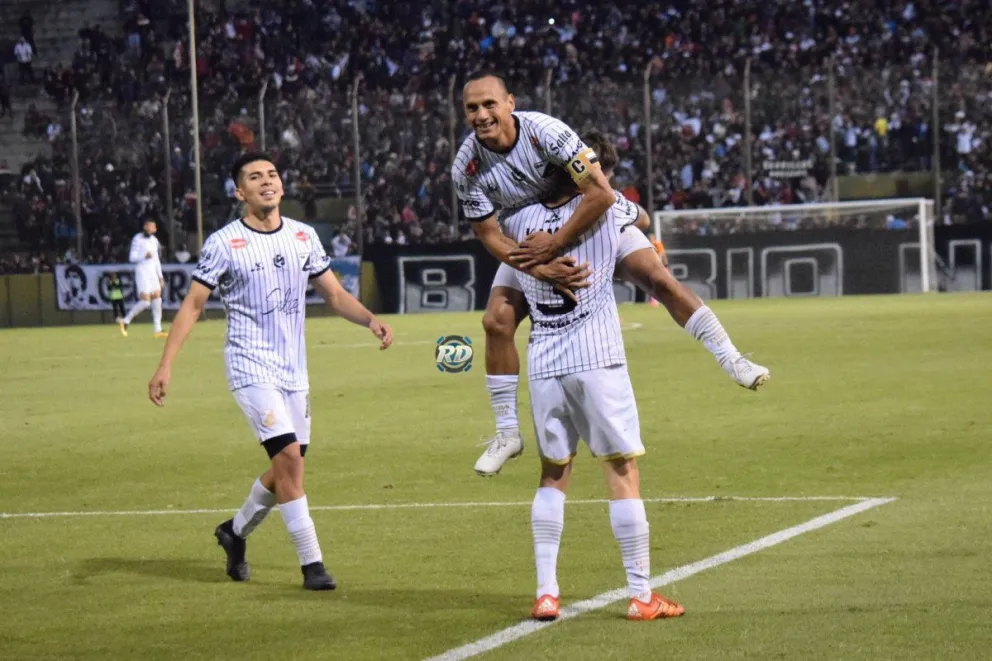 El Cuervo sigue como escolta de Racing de Córdoba